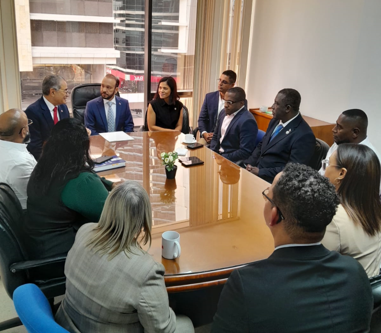 1era reunión con funcionarios y personal administrativo para presentación de la  nueva autoridad consular