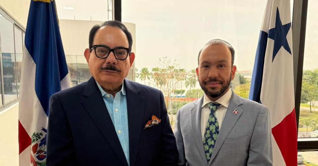 Cónsul Guillermo Gómez Canaán Recibe la Visita de su Padre, el Periodista Guillermo Gómez