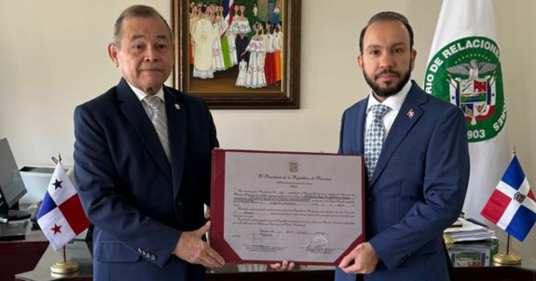 Entrega de Exequátur al Honorable Cónsul Guillermo Gómez Canaán ante el Gobierno de la República de Panamá